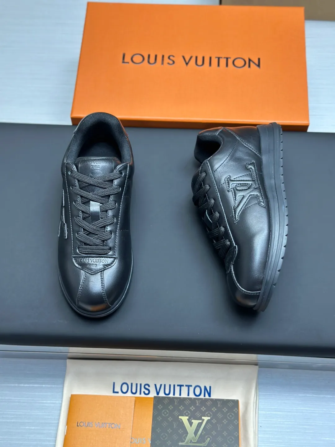 👟👟Ex-factory price 680👟👟 Full set of packaging with airplane box💰Top version LV-Louis Vuitton-classic catwalk new style 1:1 development replica of the original version! ! The upper foot is very comfortable. It is made of luxurious materials and fine workmanship. The midsole is printed with English letters "Made in Europe". The upper is made of calfskin imported from Italy. The side is decorated with the brand's LOGO and signature. The latest latex foot pads and mesh lining make the foot feel super comfortable. The original two-color TPU combination outsole is specially provided by the original factory. Bag technology Goodyear stitched edges Fabric: Exclusive customized first-layer cowhide Accessories: Exclusive private model Vuitton logo, lining: Customized silk mesh lining - first-layer silk cowhide lining Outsole: TPU combination outsole wear-resistant, non-slip and anti-yellowing Foot pads: new latex pads-mesh sweat-absorbent Counter technology: fully computerized sewing machine wire drawing Toe box back cover Hot and cold shaping Full set of pull-top lasts with medium and low logo patterns Special counter packaging - shoelaces, certificate, card, instructions, certificate of quality, dust bag, the most complete packaging on the entire network, women's 35-40 men's 38-46 (38/46 customized, non-refundable! GD9916